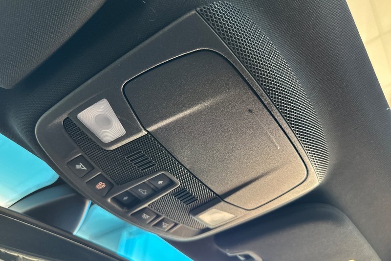 Lincoln MKZ Vehicle Full-screen Gallery Image 23