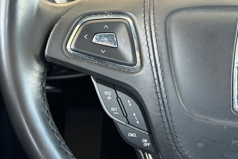 Lincoln MKZ Vehicle Full-screen Gallery Image 35