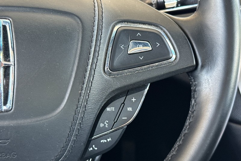 Lincoln MKZ Vehicle Full-screen Gallery Image 37