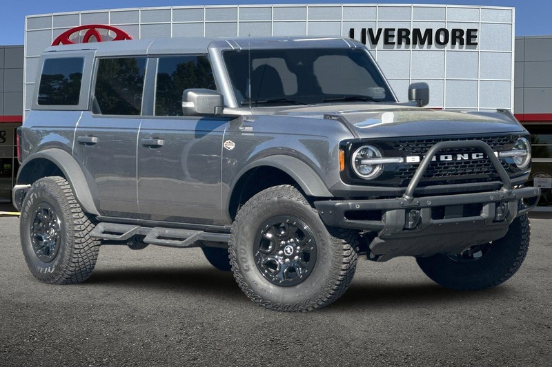 Ford Bronco Vehicle Full-screen Gallery Image 02