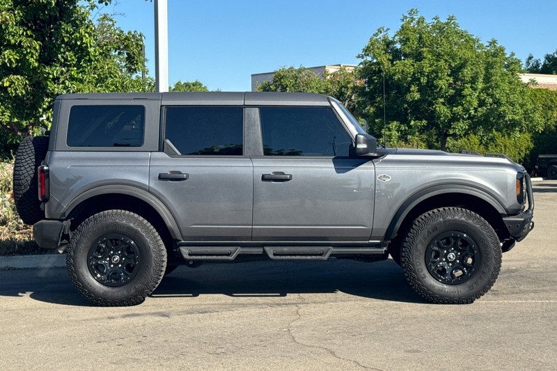 Ford Bronco Vehicle Full-screen Gallery Image 03
