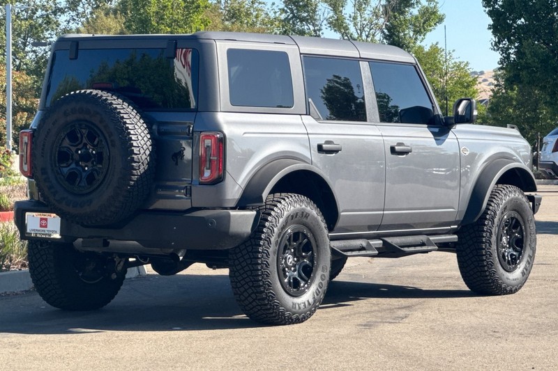 Ford Bronco Vehicle Full-screen Gallery Image 04
