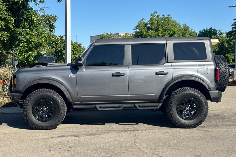 Ford Bronco Vehicle Full-screen Gallery Image 07