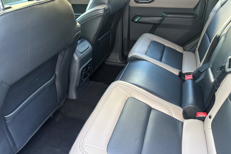 Ford Bronco Vehicle Full-screen Gallery Image 14