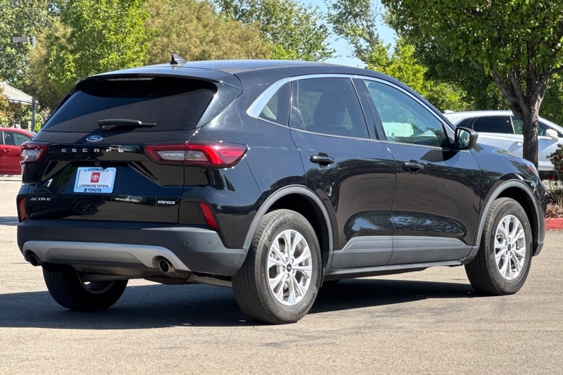 Ford Escape Vehicle Full-screen Gallery Image 04