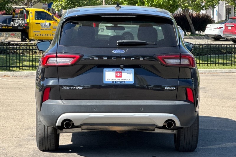 Ford Escape Vehicle Full-screen Gallery Image 05