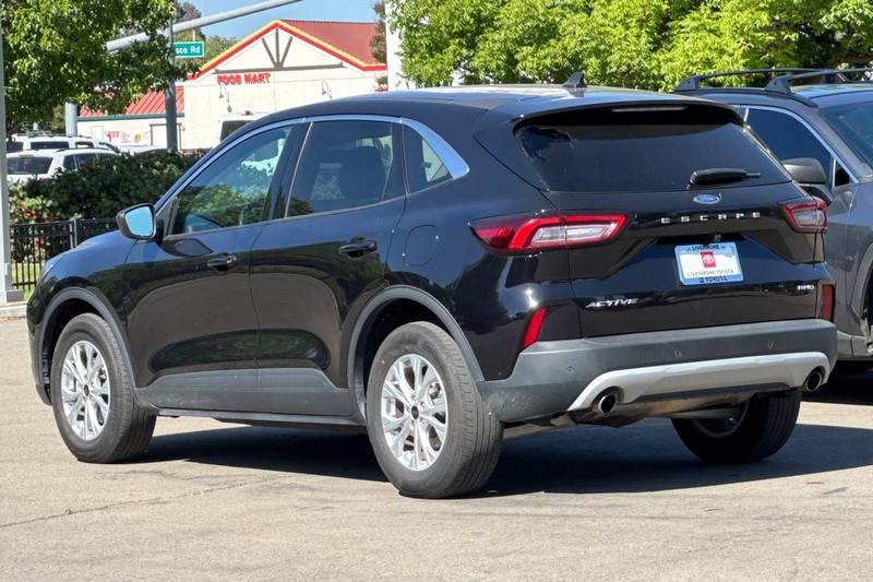 Ford Escape Vehicle Full-screen Gallery Image 06