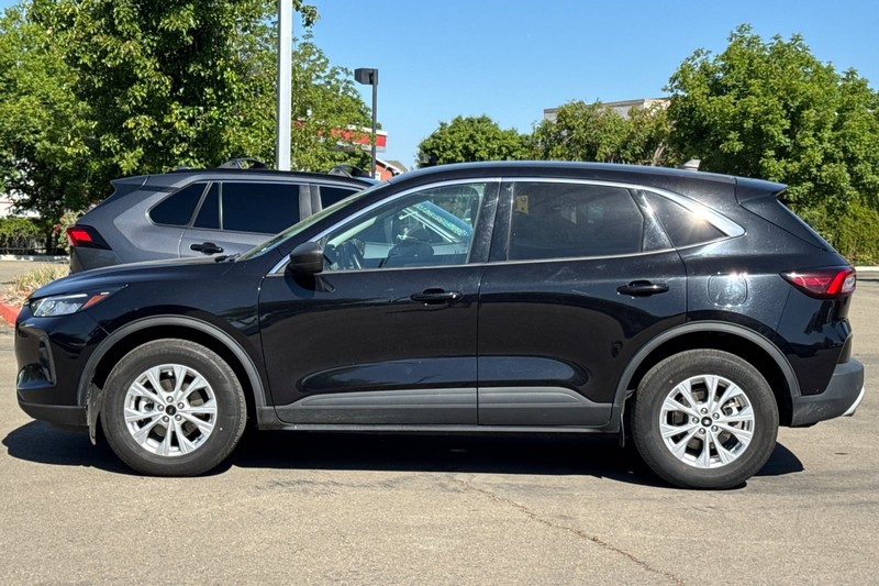 Ford Escape Vehicle Full-screen Gallery Image 07