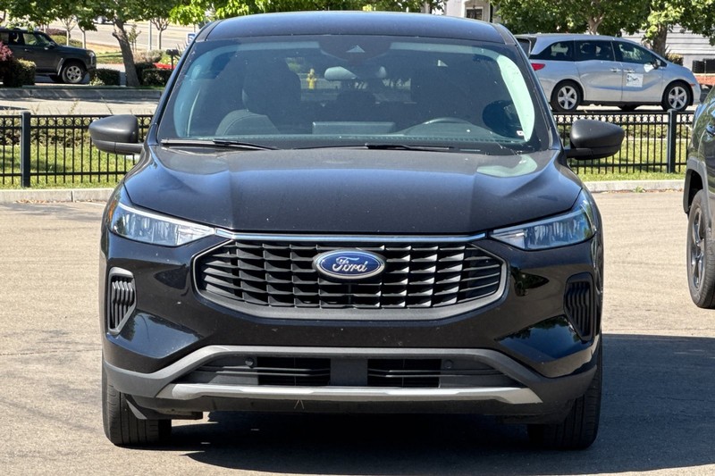 Ford Escape Vehicle Full-screen Gallery Image 09