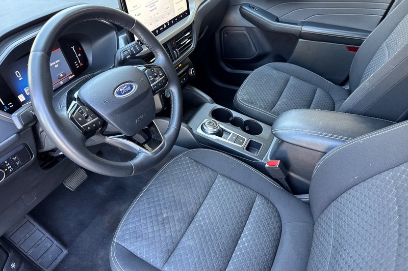 Ford Escape Vehicle Full-screen Gallery Image 10
