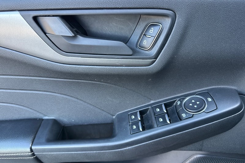 Ford Escape Vehicle Full-screen Gallery Image 11