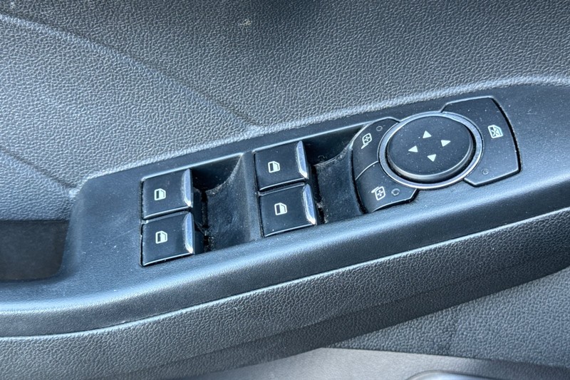 Ford Escape Vehicle Full-screen Gallery Image 12