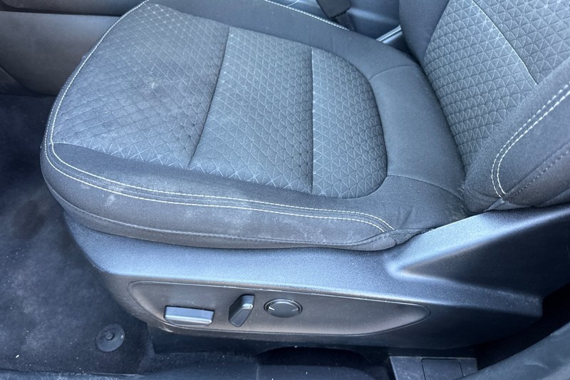 Ford Escape Vehicle Full-screen Gallery Image 13