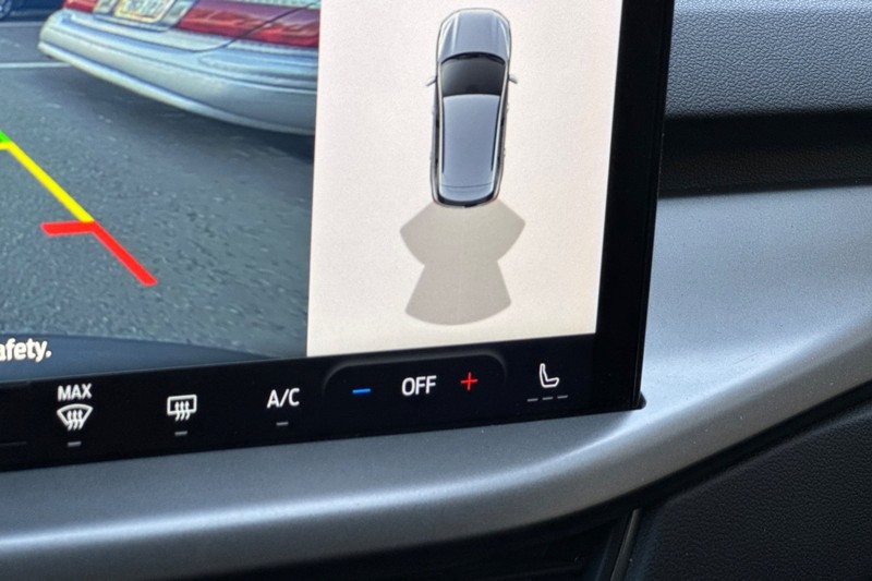 Ford Escape Vehicle Full-screen Gallery Image 30
