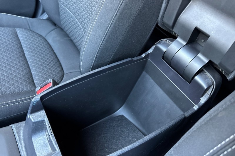 Ford Escape Vehicle Full-screen Gallery Image 32
