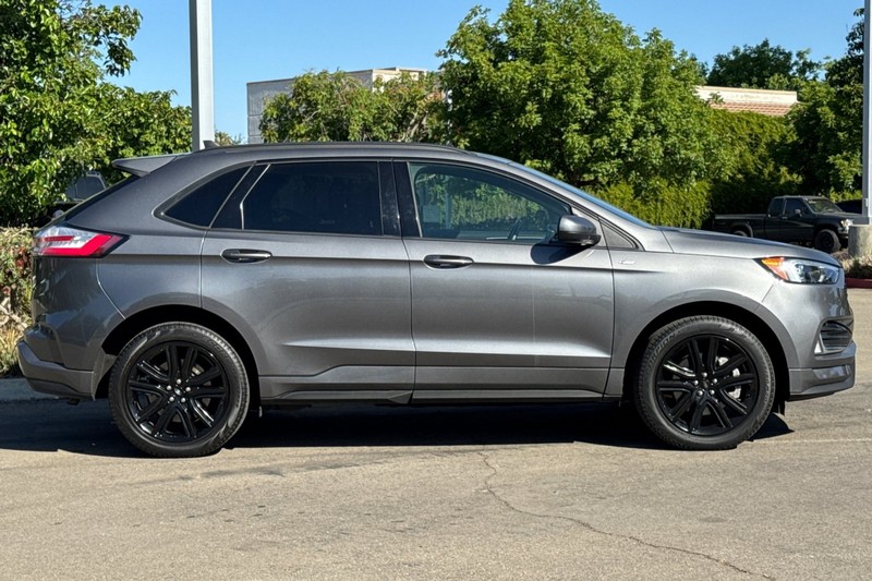 Ford Edge Vehicle Full-screen Gallery Image 03