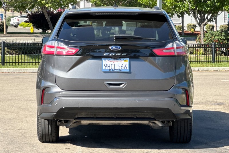 Ford Edge Vehicle Full-screen Gallery Image 05