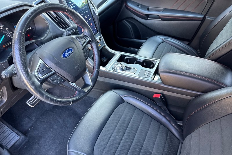 Ford Edge Vehicle Full-screen Gallery Image 10