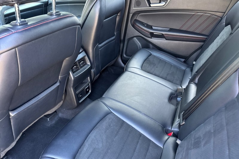 Ford Edge Vehicle Full-screen Gallery Image 14