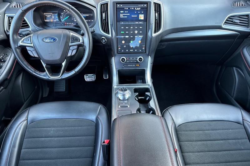 Ford Edge Vehicle Full-screen Gallery Image 15