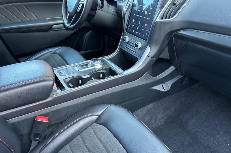 Ford Edge Vehicle Full-screen Gallery Image 19