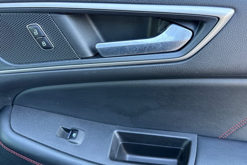 Ford Edge Vehicle Full-screen Gallery Image 21