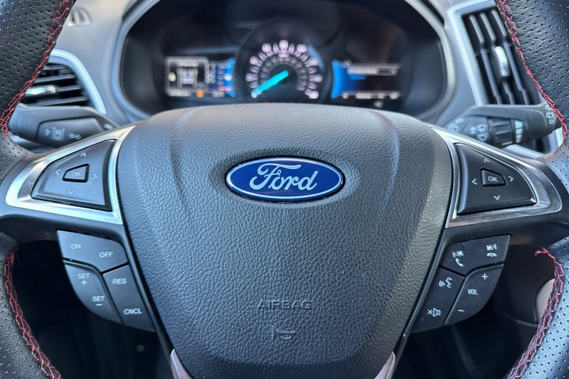 Ford Edge Vehicle Full-screen Gallery Image 35