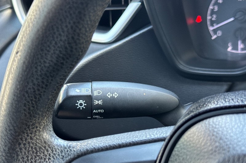 Toyota Corolla Vehicle Full-screen Gallery Image 35