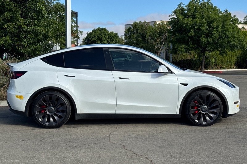 Tesla Model Y Vehicle Full-screen Gallery Image 03