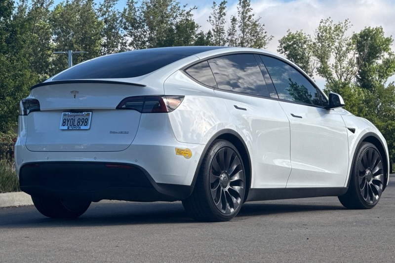 Tesla Model Y Vehicle Full-screen Gallery Image 04