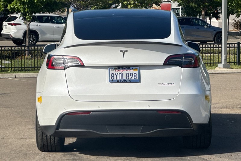 Tesla Model Y Vehicle Full-screen Gallery Image 05
