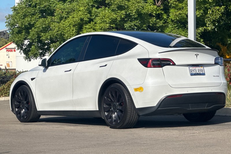 Tesla Model Y Vehicle Full-screen Gallery Image 06