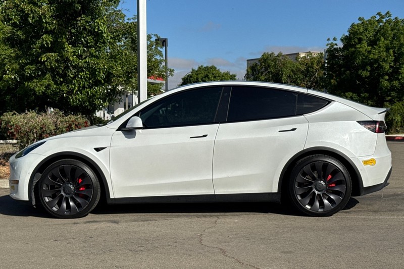 Tesla Model Y Vehicle Full-screen Gallery Image 07