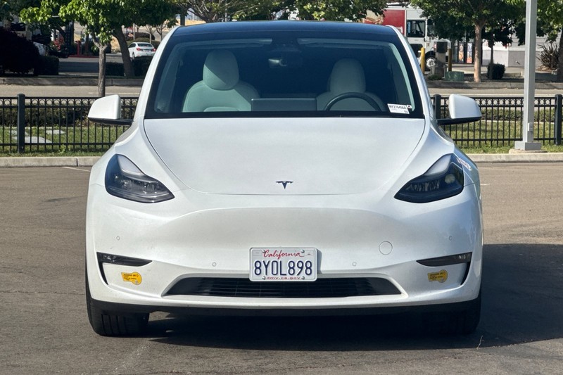Tesla Model Y Vehicle Full-screen Gallery Image 09
