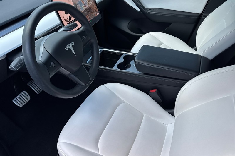 Tesla Model Y Vehicle Full-screen Gallery Image 10