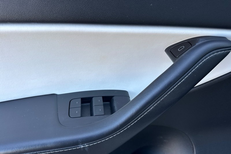 Tesla Model Y Vehicle Full-screen Gallery Image 11