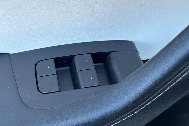 Tesla Model Y Vehicle Full-screen Gallery Image 12