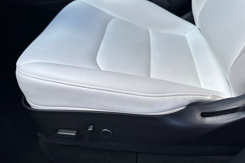 Tesla Model Y Vehicle Full-screen Gallery Image 13