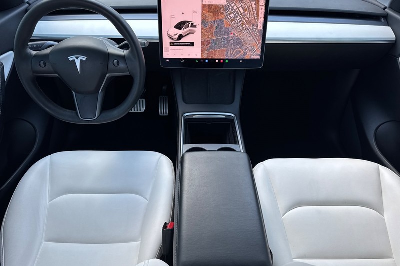 Tesla Model Y Vehicle Full-screen Gallery Image 15