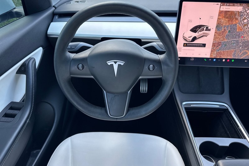 Tesla Model Y Vehicle Full-screen Gallery Image 16