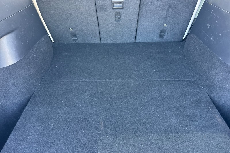 Tesla Model Y Vehicle Full-screen Gallery Image 17