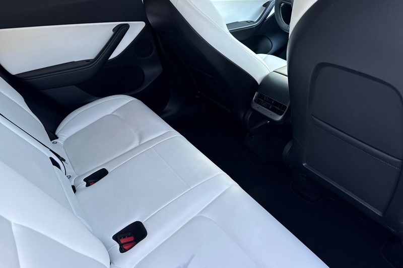 Tesla Model Y Vehicle Full-screen Gallery Image 18
