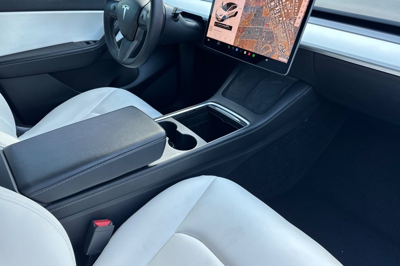 Tesla Model Y Vehicle Full-screen Gallery Image 19