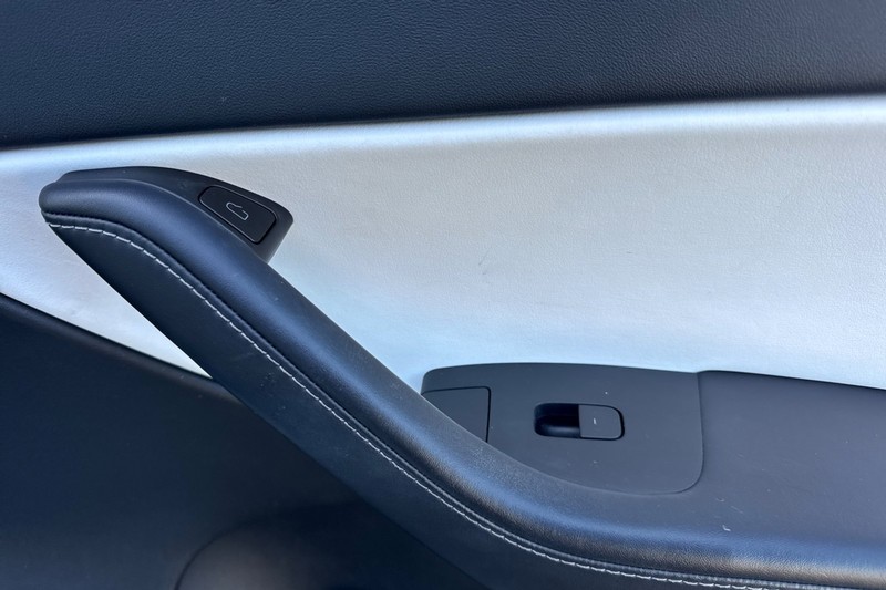 Tesla Model Y Vehicle Full-screen Gallery Image 21