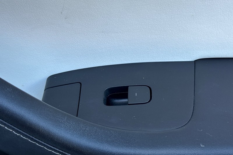 Tesla Model Y Vehicle Full-screen Gallery Image 22