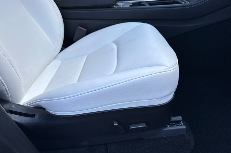Tesla Model Y Vehicle Full-screen Gallery Image 23