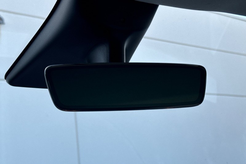Tesla Model Y Vehicle Full-screen Gallery Image 25