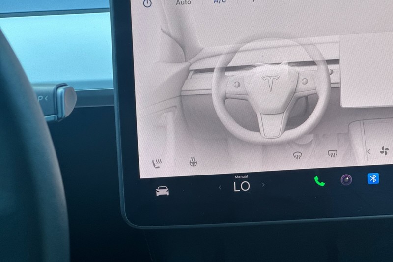 Tesla Model Y Vehicle Full-screen Gallery Image 29