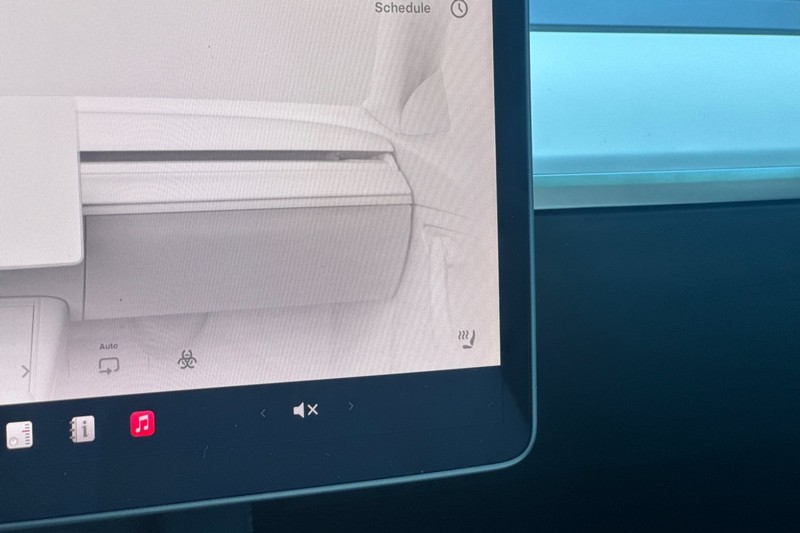 Tesla Model Y Vehicle Full-screen Gallery Image 30