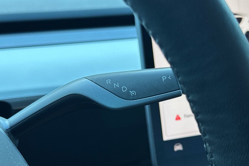 Tesla Model Y Vehicle Full-screen Gallery Image 33